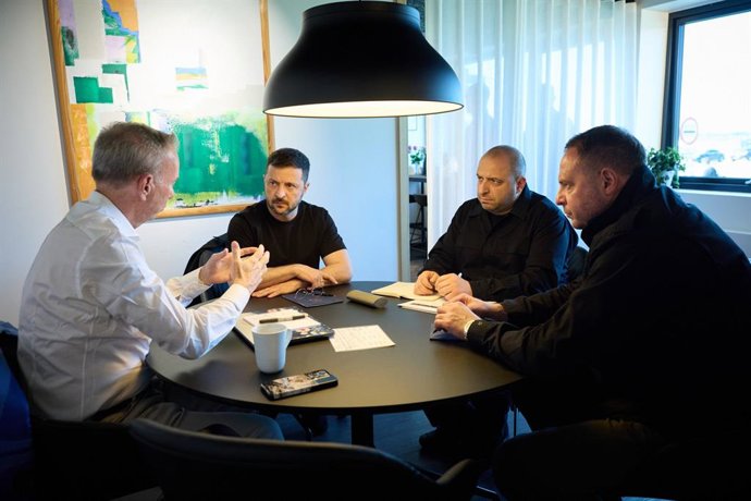 El presidente de Ucrania, Volodimir Zelenski, participa en una reunión con la firma estadounidense Swift Beat para la fabricación de drones