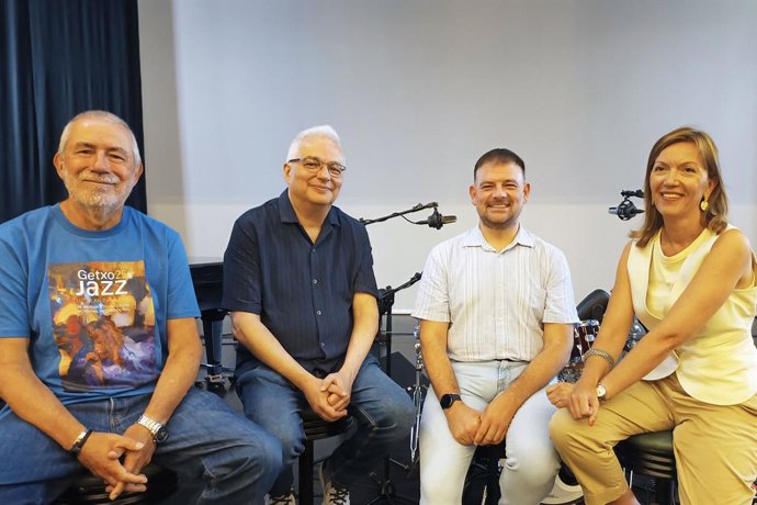 Mario Benso (bigarren ezkerretik hasita), Getxoko udaleko eta jazzaldiko arduradunekin