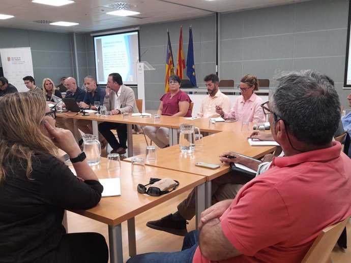 El conseller de Empresa, Empleo y Energía, Alejandro Sáenz de San Pedro, asiste a la constitución de la Comisión de Seguridad Industrial.