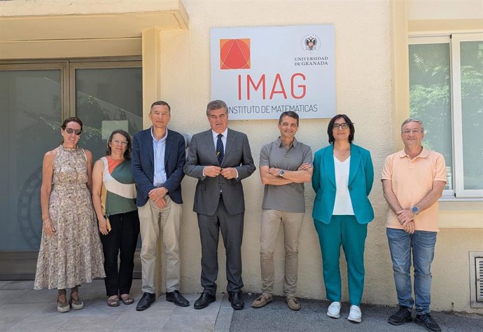 Imagen de este jueves de la visita del secretario general de Investigación e Innovación de la Consejería de Universidad, Antonio Posadas, al Instituto de Matemáticas de la Universidad de Granada.