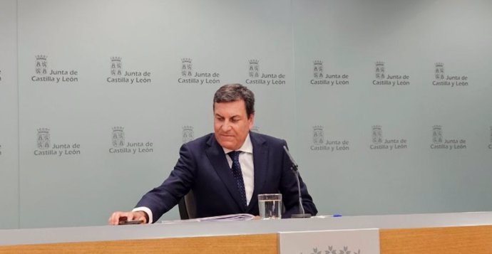 El consejero de Economía y Hacienda y portavoz, Carlos Fernández Carriedo, comparece en rueda de prensa posterior al Consejo de Gobierno