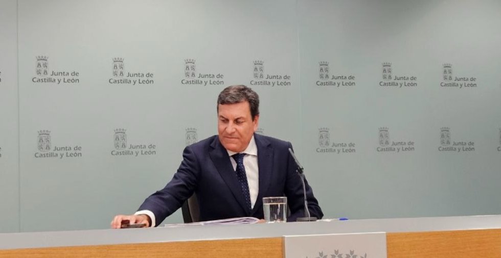 El consejero de Economía y Hacienda y portavoz, Carlos Fernández Carriedo, comparece en rueda de prensa posterior al Consejo de Gobierno