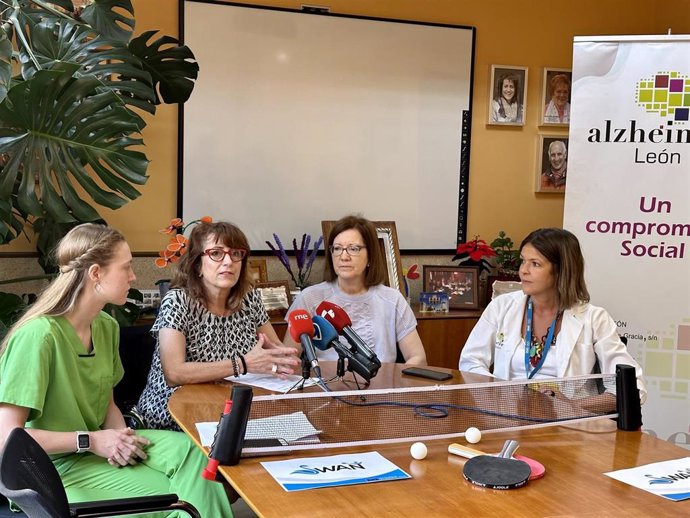 La presidenta de Alzheimer León, Regina Granja (segunda por la derecha), junto a otras representantes de la asociación en la presentación del proyecto SWAN.