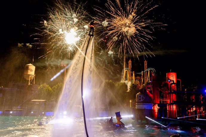 Nuevo show nocturno en Parque Warner: llega 'Justice League: Rise of the Penguin'