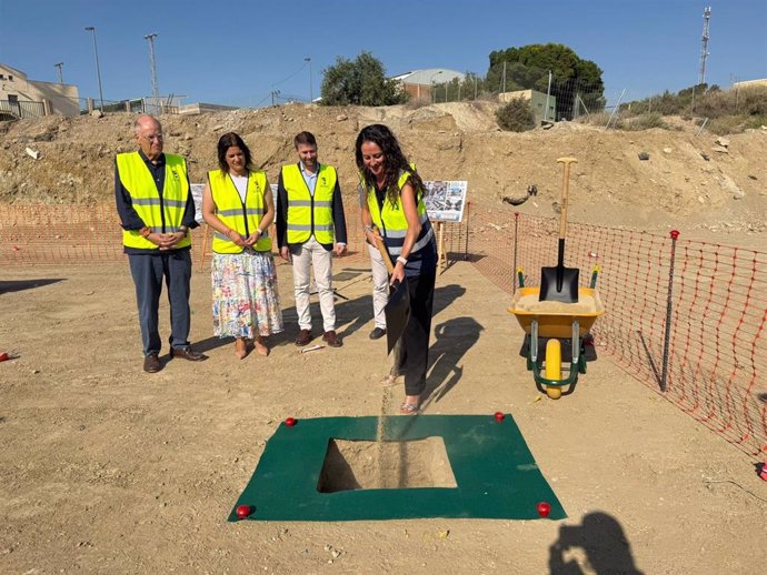 La delegada de la Junta en Almería, Aránzazu Martín, en el acto de colocación de la primera piedra de la residencia de mayores de Benahadux (Almería).