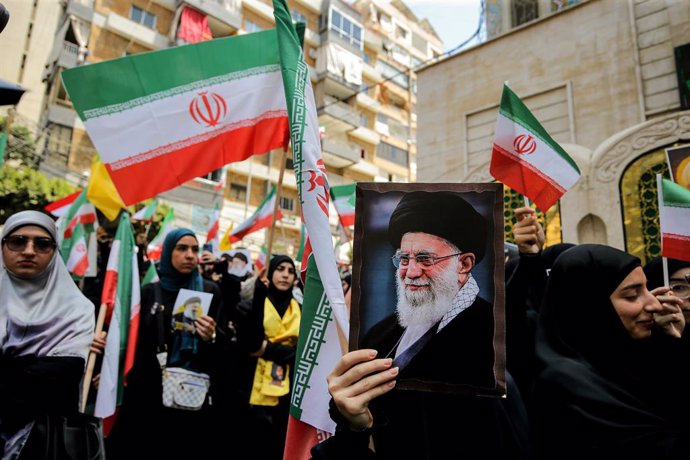 20 de junho de 2025, Líbano, Beirute: Uma apoiadora do Hezbollah segura um retrato do líder supremo do Irã, aiatolá Ali Khamenei, enquanto participa de um protesto contra o ataque israelense ao Irã e ameaças contra o líder iraniano. Foto: Marwan Naamani/d