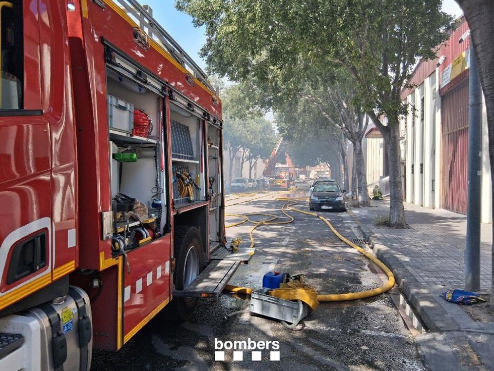 Incendio de una nave industrial en Badalona (Barcelona)