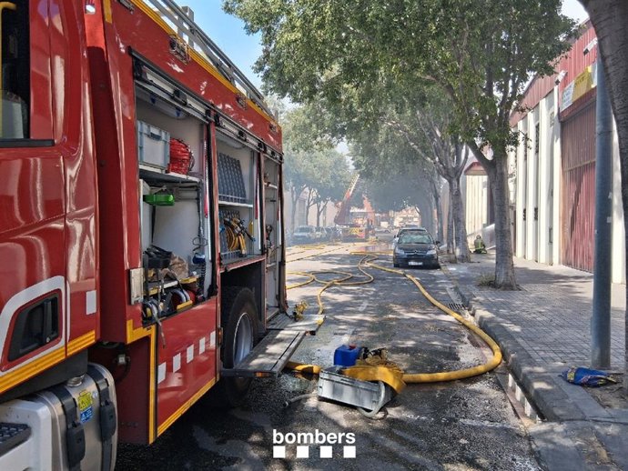 Incendi d'una nau industrial a Badalona (Barcelona)