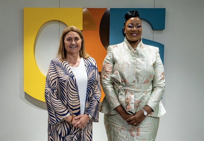 La Primera Dama de Mozambique y la Dra. María Díaz de la Cebosa, presidenta de la universidad y de la Fundación Cruzada por los Niños.