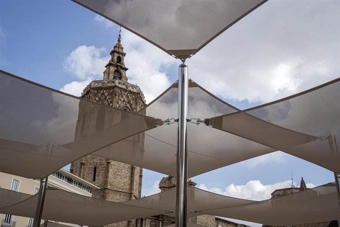 Archivo - Imagen de archivo de los sombrajes de la plaza de la Reina de València. 