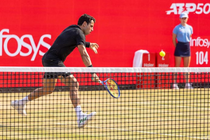 Jaume Munar (ESP) in action against Carlos Alcaraz (ESP) during the 2025 HSBC Championships, ATP 500 tennis tournament on 19 June 2025 at the Queens Club in London, England - Photo Daniel Bearham / Colorsport / DPPI