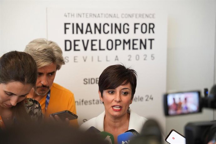 La ministra de Vivienda y Agenda Urbana, Isabel Rodríguez, atiende a los medios tras clausurar el evento 'Financiando nuestro futuro urbano' en el marco de la Cumbre de la ONU. A 03 de julio de 2025, en Sevilla (Andalucía, España). Última jornada de la IV