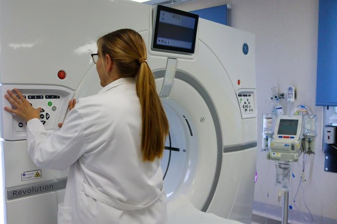 Imagen de archivo de un equipo para pruebas diagnósticas del Servicio Andaluz de Salud (SAS).