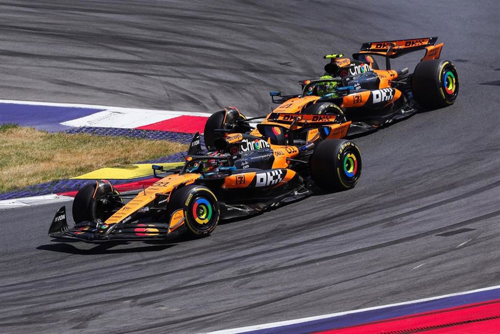 El piloto australiano Oscar Piastri (McLaren) intenta adelantar al británico Lando Norris (McLaren), en el GP de Austria 2025.