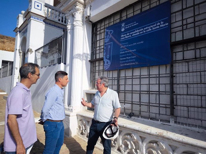 Jesús Mora, delegado municipal de Urbanismo y Planificación Estratégica, visita la obra de la Casa Ibarra de Alcalá de Guadaíra.