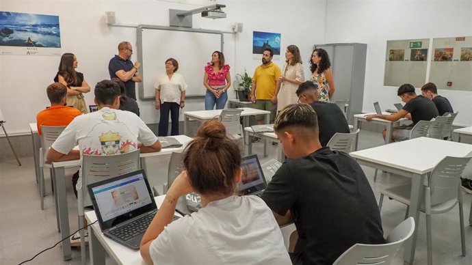 Dolores Sánchez y Raquel López (centro), en la presentación de 'Tecnoaventuras' en el CIMI Sierra Morena de Córdoba.