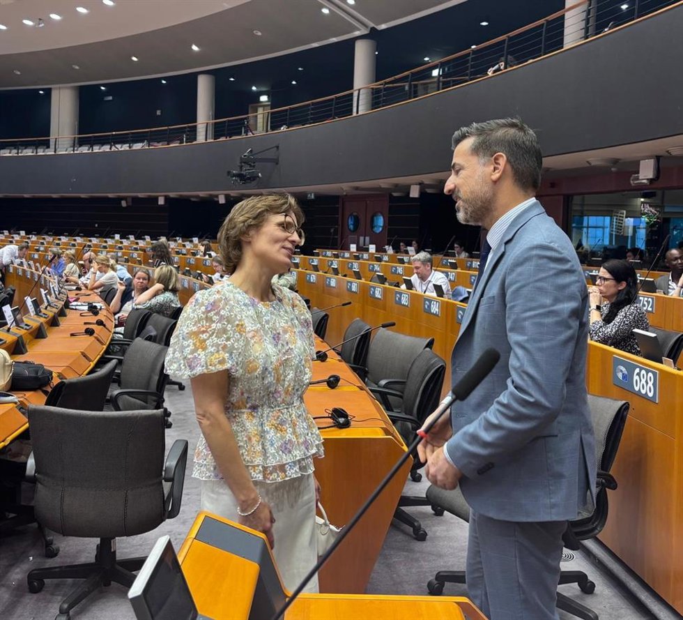 El director general de Unión Europea, Adrián Zittelli, con la comisaria de Medio Ambiente, Resiliencia Hídrica y Economía Circular, Jessika Rosswall