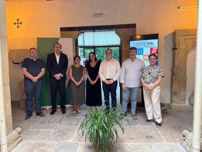 El delegado José Ayala (3d), junto a representantes de instituciones culturales, presenta la programación Verano Cultural.