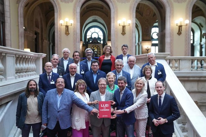 Representantes de las cámaras catalanas y de los grupos políticos que han apoyado el texto de la nueva ley