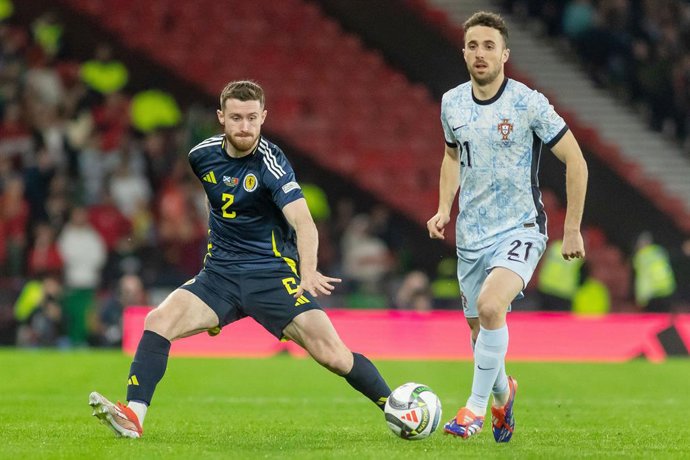 Archivo - Anthony Ralston of Scotland and Diogo Jota of Portugal during the UEFA Nations League, League A, Group A1 football match between Scotland and Portugal on 15 October 2024 at Hampden Park in Glasgow, Scotland - Photo Colin Poultney / ProSportsImag
