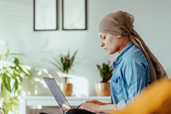 Archivo - Imagen de una mujer con cáncer.