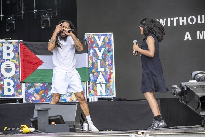 A banda britânica de punk-rap Bob Vylan durante sua apresentação no Festival de Glastonbury.