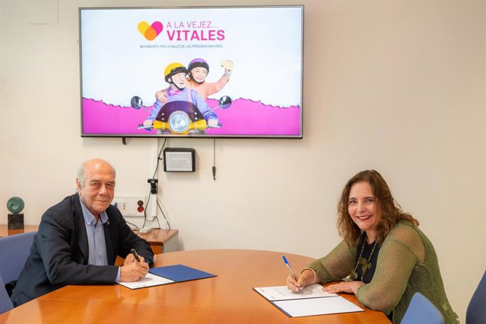 El presidente de Ceoma, José Luis Fernández Santillana, y la consellera de Salud del Gobierno balear, Manuela García, han firmado hoy un acuerdo de colaboración