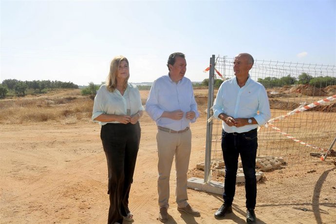 El presidente del PP de Huelva, Manuel Andrés González, junto a otros populares onubenses, en los accesos al Chare de Lepe.