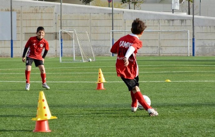 Dos participantes en un campus de River Plate.
