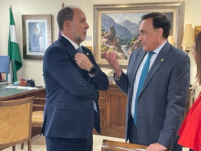 Archivo - El consejero José Carlos Gómez Villamandos (d), junto al rector de la UJA, Nicolás Ruiz, en una imagen de archivo.