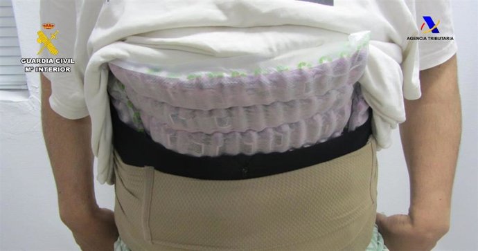 Una de las cinco mujeres detenidas con droga adosada al cuerpo.