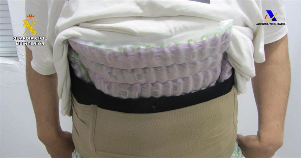 Una de las cinco mujeres detenidas con droga adosada al cuerpo.