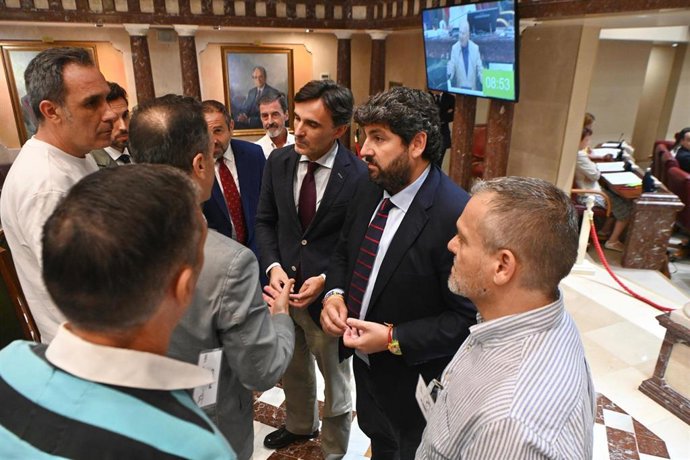 El presidente del Gobierno regional, Fernando López Miras, atiende a los taxistas tras la votación en la Asamblea Regional del decreto-ley de las VTC