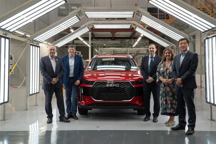 Navarro (CZFB) visita la planta de producción de Ebro Factory de Barcelona