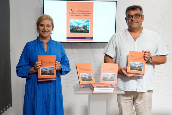 Presentación del libro 'Sobre la fotografía de las Ermitas de repoblación de la serranía onubense'.