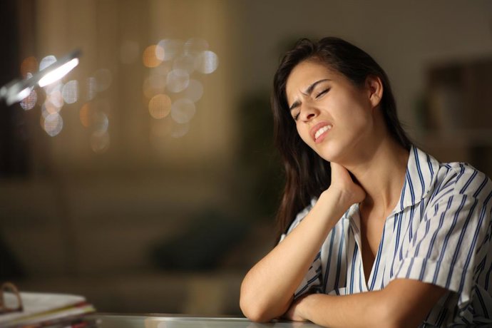 Archivo - Mujer estresada con dolor de cuello.