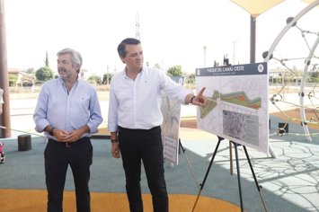 El alcalde de Córdoba, José María Bellido, y el delegado de Urbanismo, Miguel Ángel Torrico, en el Parque del Canal.