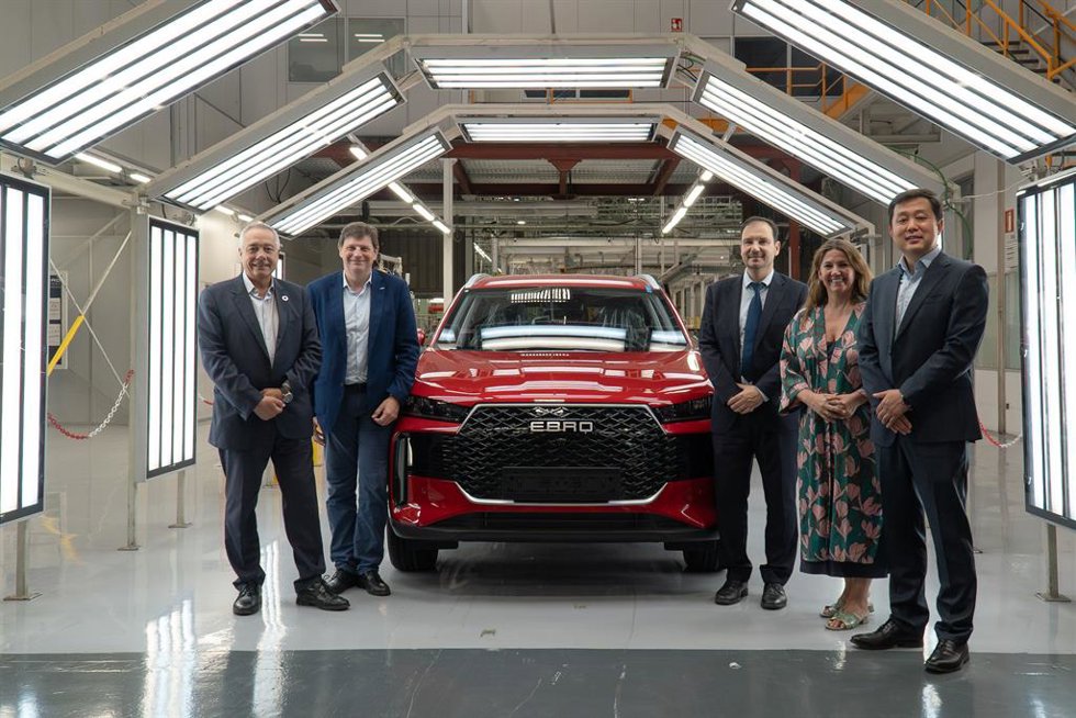 Navarro (CZFB) visita la planta de producción de Ebro Factory de Barcelona