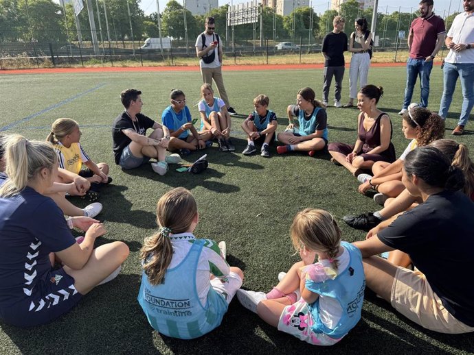La ministra de Juventud e Infancia, Sira Rego, visita uno de los proyectos sociales vinculados al fútbol.