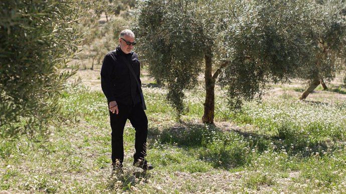 Archivo - El artista neoyorquino Spencer Tunick en un campo de olivos en Granada
