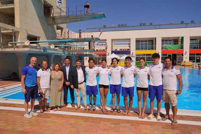 El teniente de alcalde y regidor de Cultura y Deportes, Javier Bonet, en su visita a la Selección Española de Salto de Trampolín en las piscinas de Son Hugo.