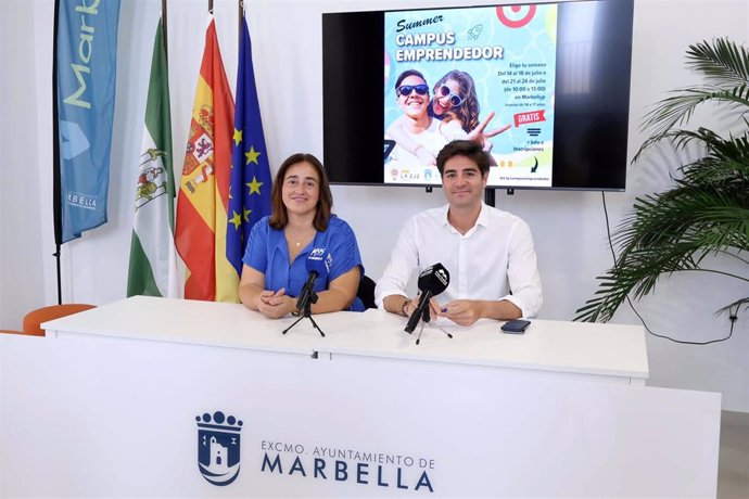 El responsable de Fomento Económico y Pymes, Alejandro Freijo, junto a la directora de la Escuela de Jóvenes Emprendedores, Toñi Lima, presentando el proyecto de verano.