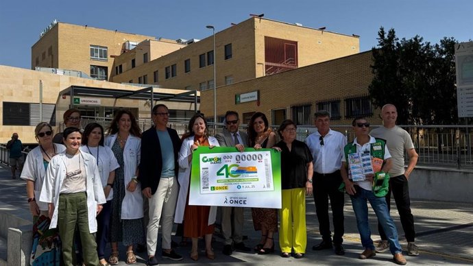 Foto de familia de la presentación del cupón que la ONCE dedicará al Hospital comarcal Valle de los Pedroches de Pozoblanco (Córdoba).