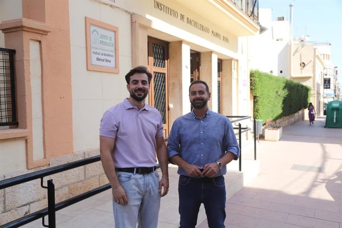 José Manuel Jurado y Jesús David Sánchez ante el Instituto Manuel Reina de Puente Genil.