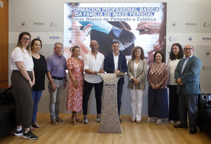 El conselleiro de Educación, Ciencia, Universidades e FP, Román Rodríguez, en Porriño