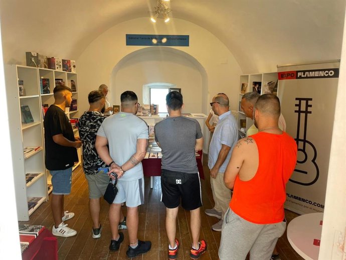 Internos de Puerto III en la Feria del Libro de Cádiz.