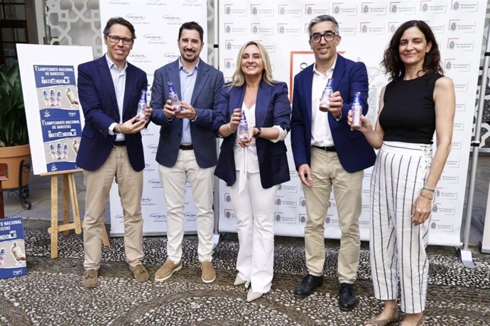 La alcaldesa de Granada, Marifrán Carazo, en el centro, ha participado en la presentación del I Campeonato Nacional de Baristas