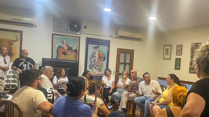 Antonio Muñoz (PSOE) en un encuentro con vecinos de Torreblanca a causa de los cortes de luz.