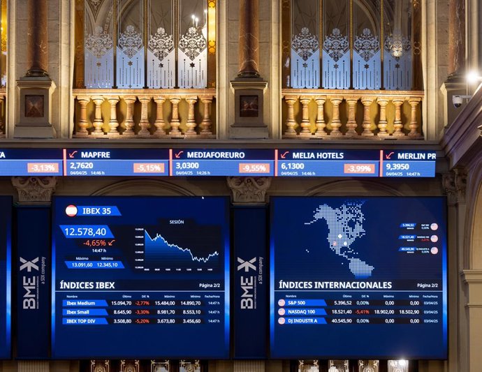 Archivo - Dos paneles del IBEX 35 en el Palacio de la Bolsa de Madrid, a 4 de abril de 2025, en Madrid (España). El Ibex 35 caía un 5,8% en el tramo medio de negociación, lo que le llevaba a situarse en los 12.420 enteros, lastrado por la banca y al verse
