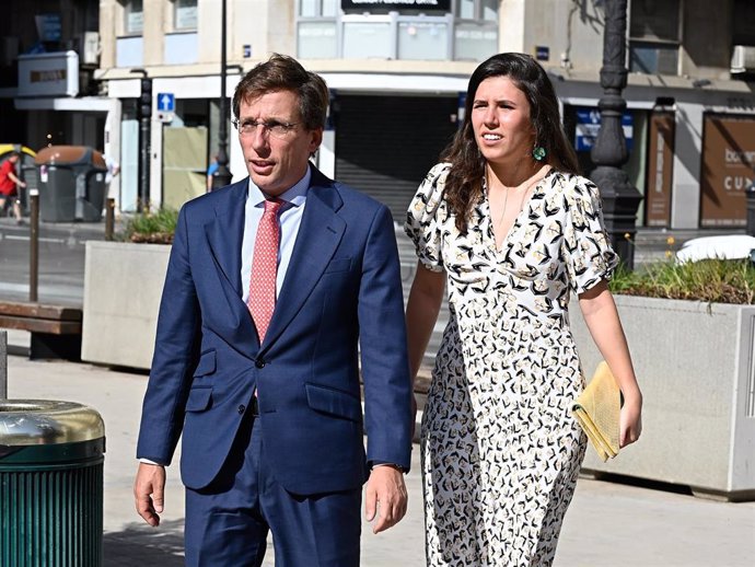 Archivo - José Luis Martínez-Almeida y Teresa Urquijo a su llegada a la boda de Natalia Santos Yanes con Esteban Rivas a 29 de Junio de 2024 en Valencia (España).